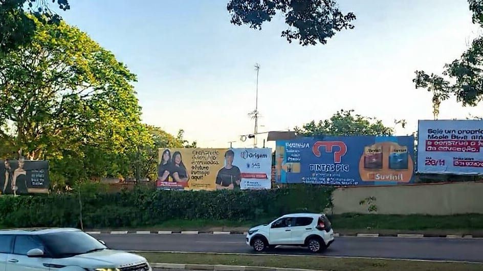 Corredor com vários outdoors da Guia Comunicação ao entardecer na Avenida Joaquim Trujillo, próximo à Coocerqui, em Boituva, São Paulo.