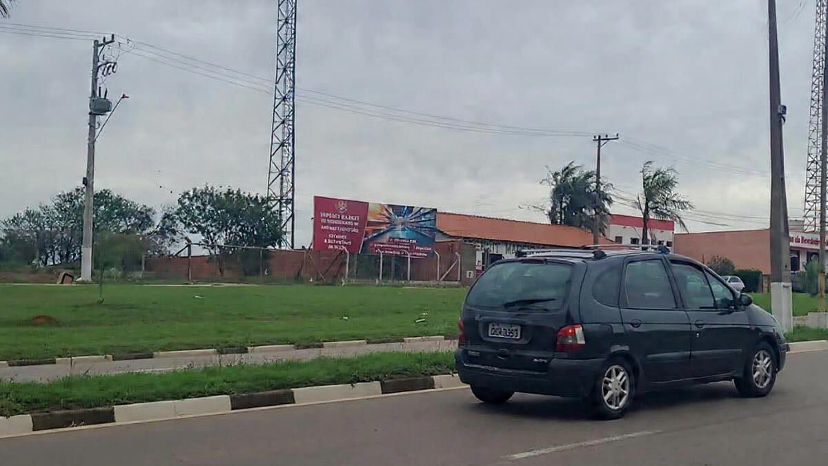 Outdoor da Guia Comunicação na Avenida Mário Pedro Vercelinno, próximo ao Corpo de Bombeiros, em Boituva, São Paulo.